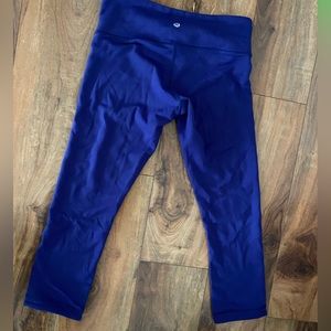 Lululemon Royal blue yoga leggings in a size 6. They are reversible and GUC.
